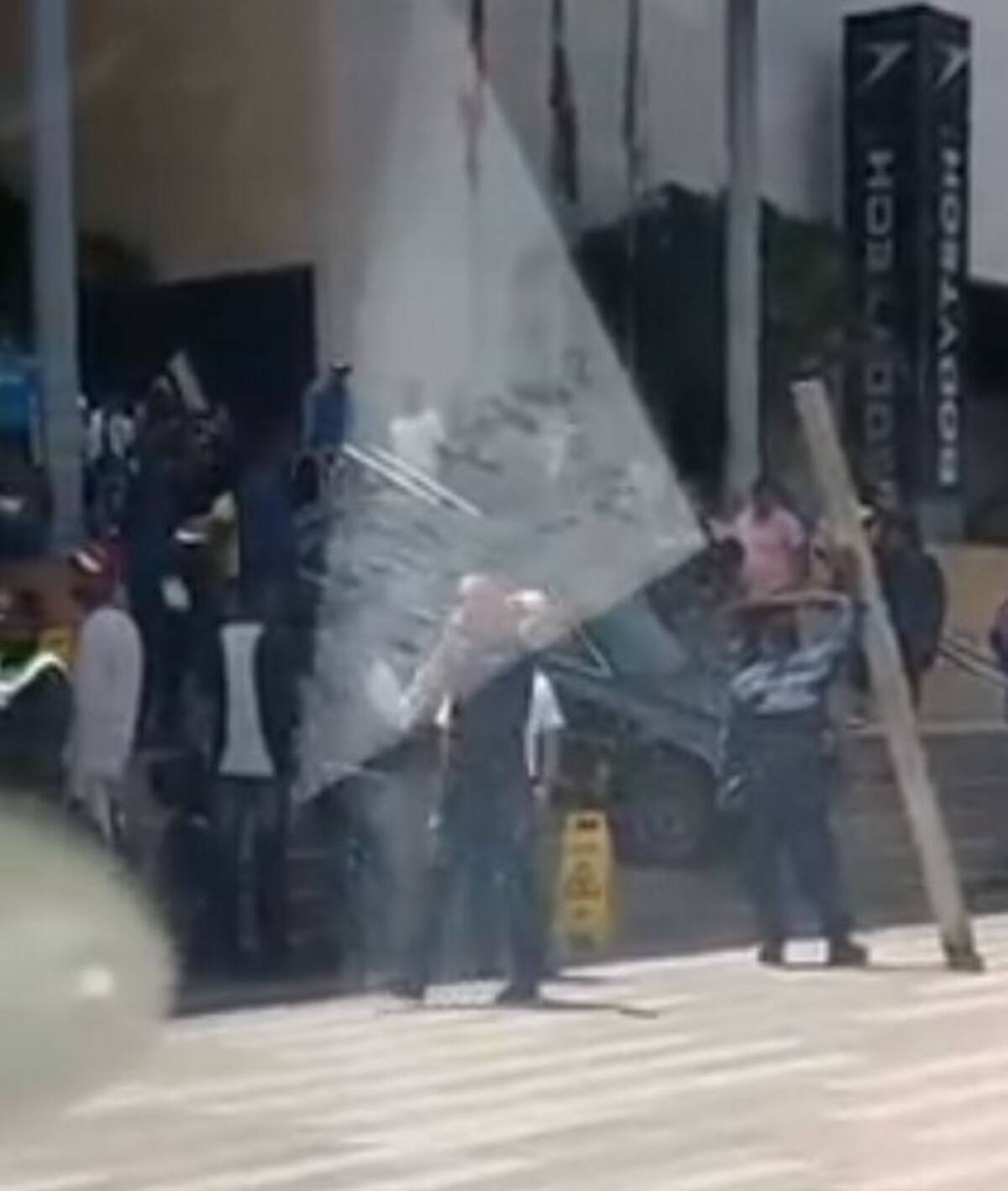 Imágenes del falso accidente de tránsito en Caribe Plaza. Foto tomada de video.