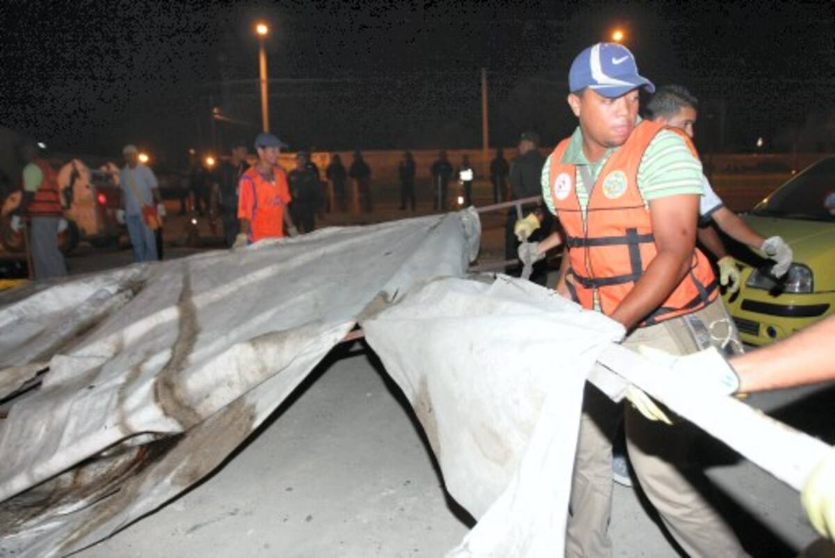 La diligencia de restitución se realizó a las 9 de la noche del lunes 23 de mayo. Fue necesaria la utilización de maquinaria pesada para la de-molición de rampas y estructuras que interferían en el trazado del tramo 5B de Transcaribe. AROLDO MESTRE - EL UNIVERSAL