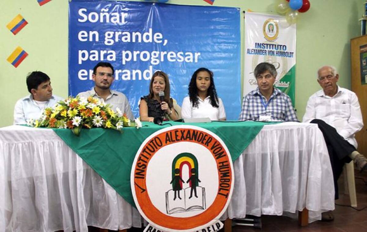 La alcaldesa Elsa Noguera (centro) al dar sus declaraciones sobre estas Olimpiadas. Juan Manuel Cantillo - ELUNIVERSAL