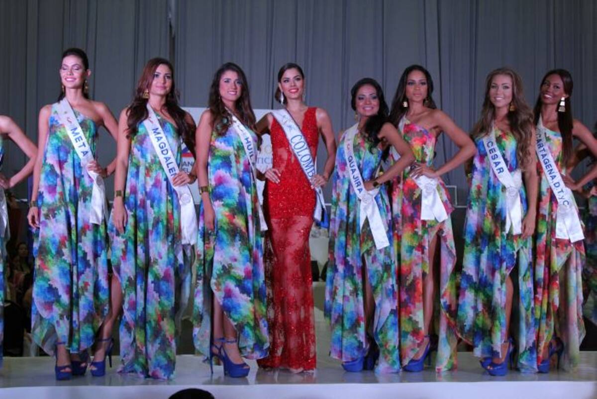 Grupo de aspirantes a Señorita Colombia, con Ariadna Gutiérrez.