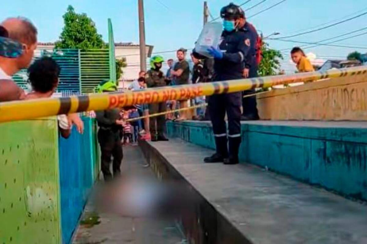 Estaba sentado en las gradas de un cancha y sicarios lo matan de 5 balazos