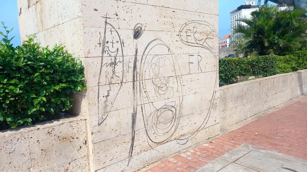 La ciudadanía rechaza estos actos y espera que se haga justicia y se restaure la belleza de los monumentos del Muelle de los Pegasos.