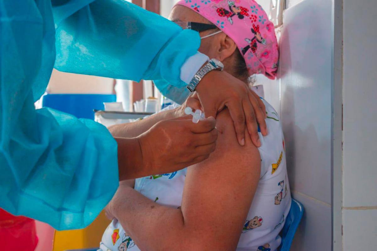 Piden mejorar información sobre reacciones cutáneas de vacuna de Moderna