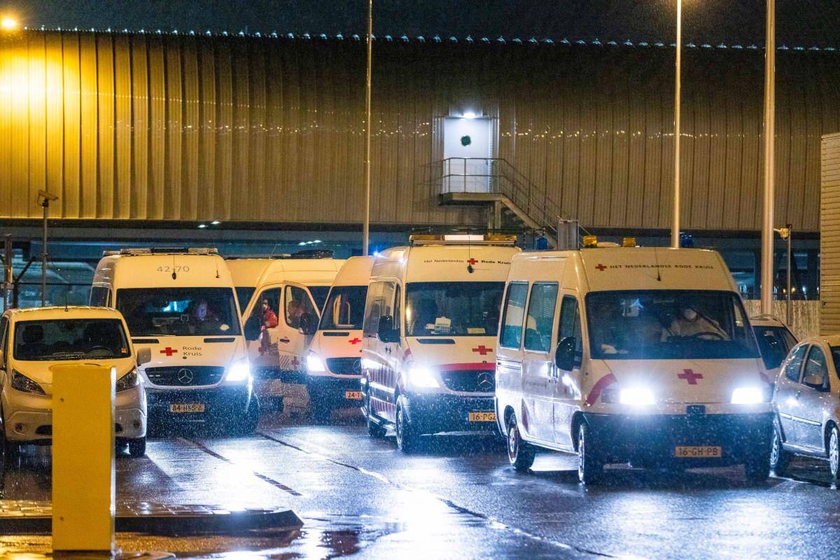 61 pasajeros de 2 vuelos de Sudáfrica dan positivo al aterrizar en Ámsterdam