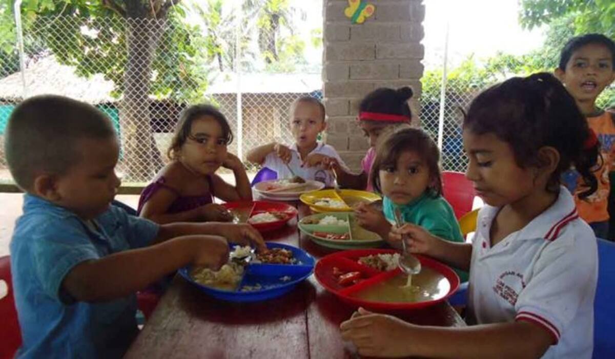 La plata para alimentos escolares solo alcanza hasta agosto. //El Universal.