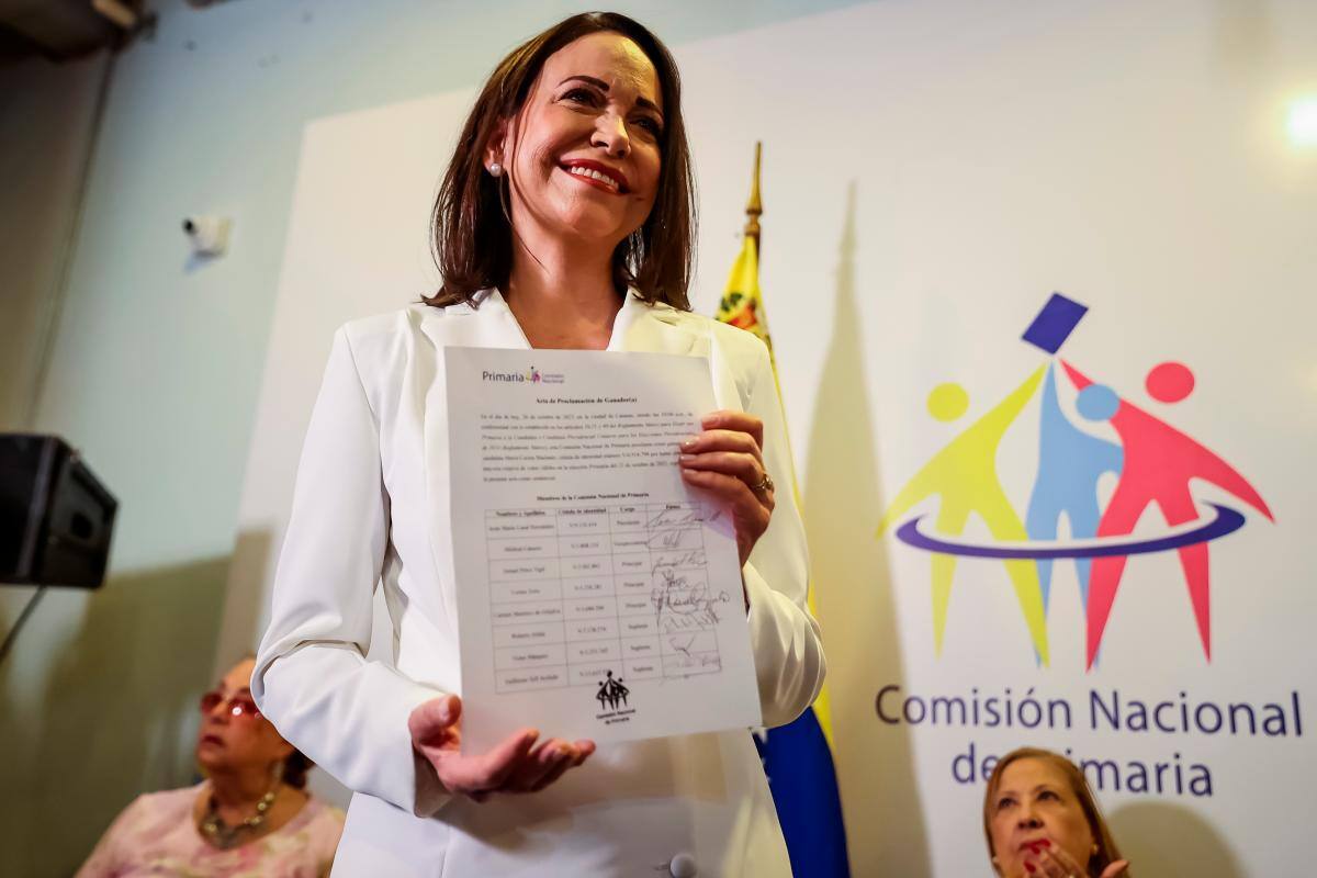 La candidata María Corina Machado recibe el documento, firmado por los Miembros de la Comisión Nacional de Primarias, que la proclama como ganadora de las elecciones internas de la oposición, en Caracas (Venezuela). EFE/ Miguel Gutiérrez.