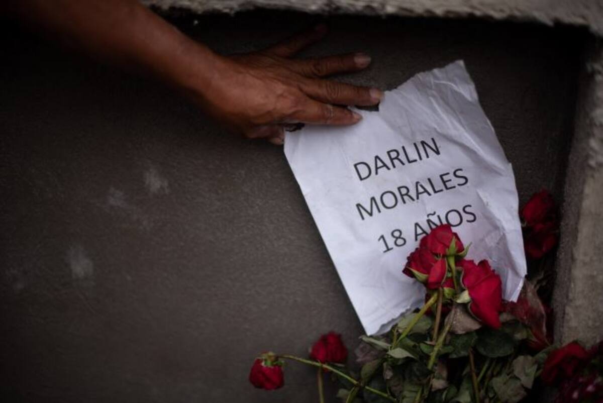 Un encargado de los cortejos fúnebres muestra un papel con el nombre y la edad de una de las víctimas que ha dejado la erupción del Volcán de Fuego. EFE Santiago Billy