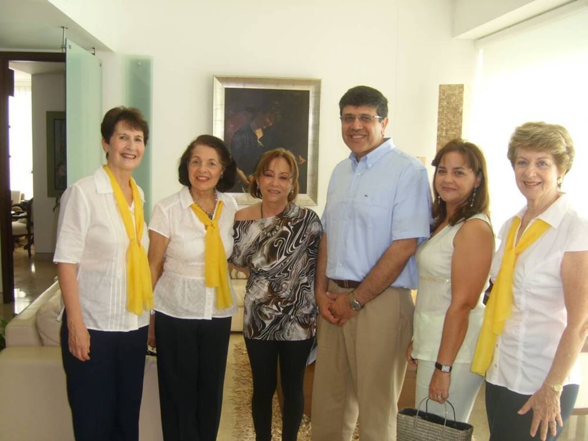 Aparecen: Susana de Barrios, presidenta del Comité Femenino; Mábel de Schwyn; María Eugenia Fernández de Aristizábal, José Durazo, presidente del Club Rotario; Sunty de Martínez y Clara de Trucco. archivo particular
