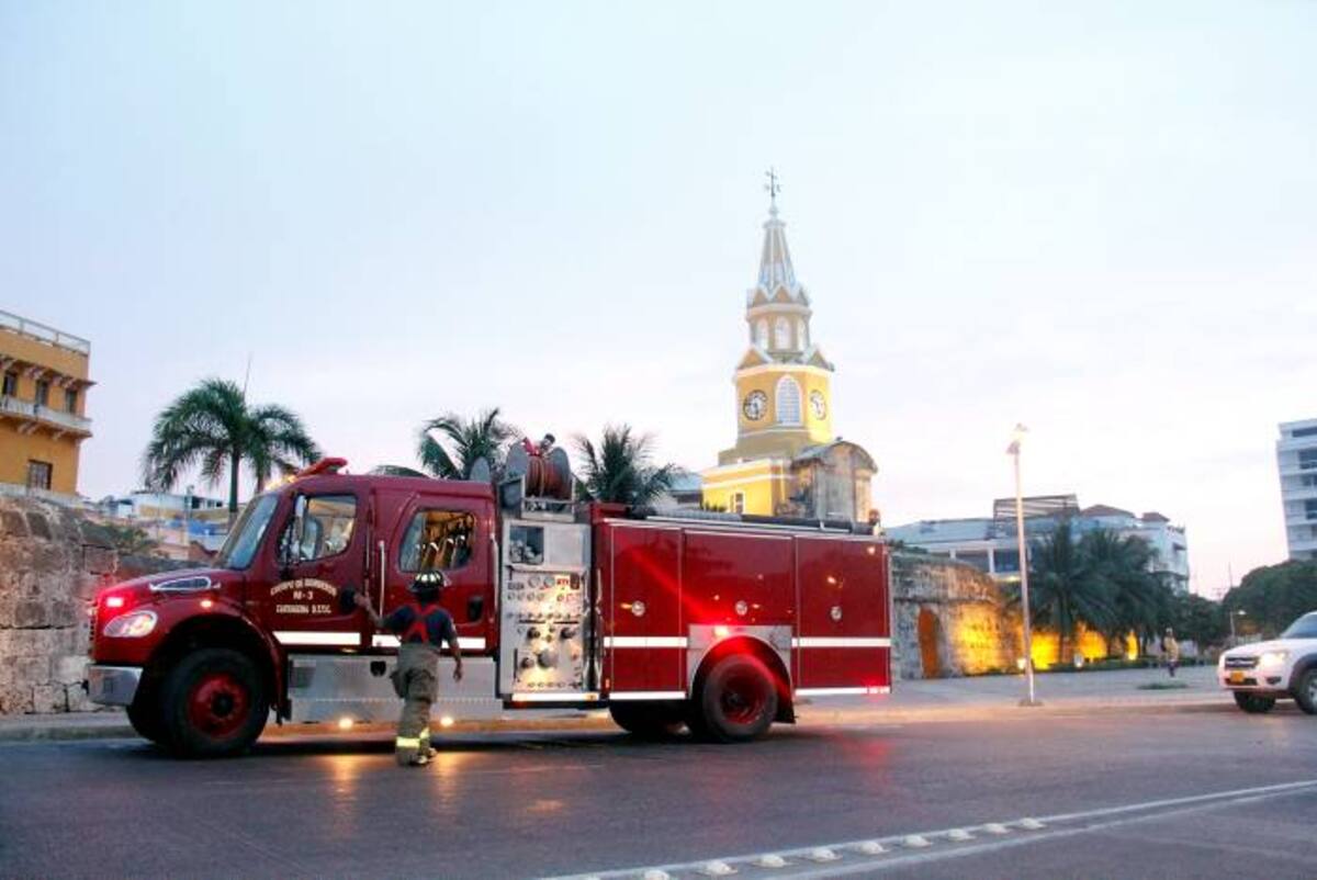 Los bomberos de Cartagena realizaron el lavado del Camellón de los Mártires, El Monumento de los Pegasos, la Torre del Reloj y la India Catalina NAYIB GAVIRIA AMADOR - EL UNIVERSAL