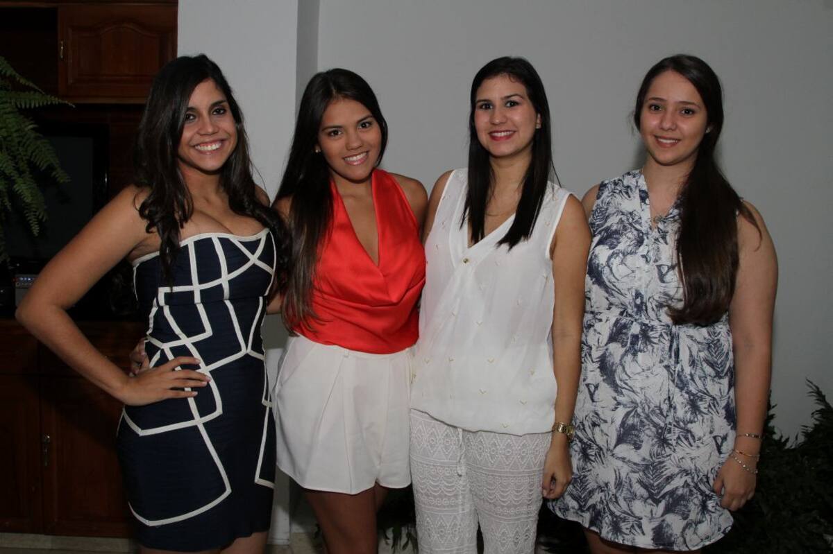 María Beatriz Salcedo, María Laura Guerrero; la novia, Stephanie Lemaitre; y María Alejandra Martínez.