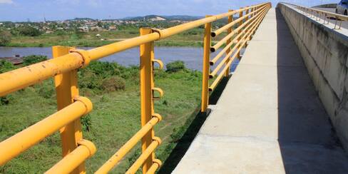 Sin barandas y con huecos: denuncian mal estado del puente Barú
