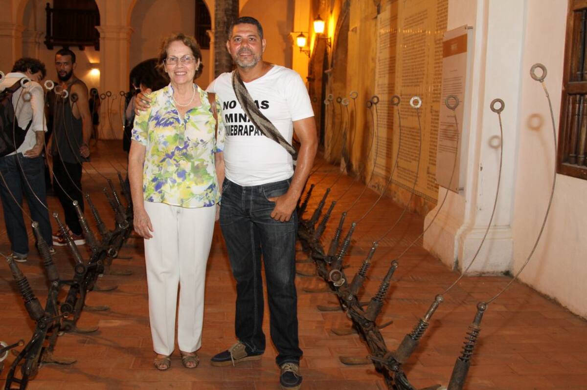 Tere Perdomo y Eduardo Butrón Hodwalker, con la obra “No más minas quiebrapatas”. Fotos MARUJA PARRA/EL UNIVERSAL/