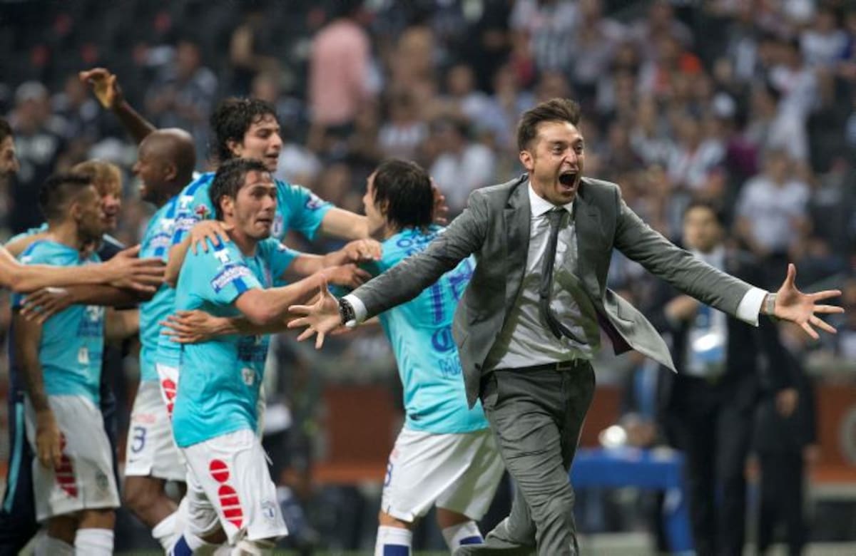 El director técnico Diego Alonso celebra el título.
