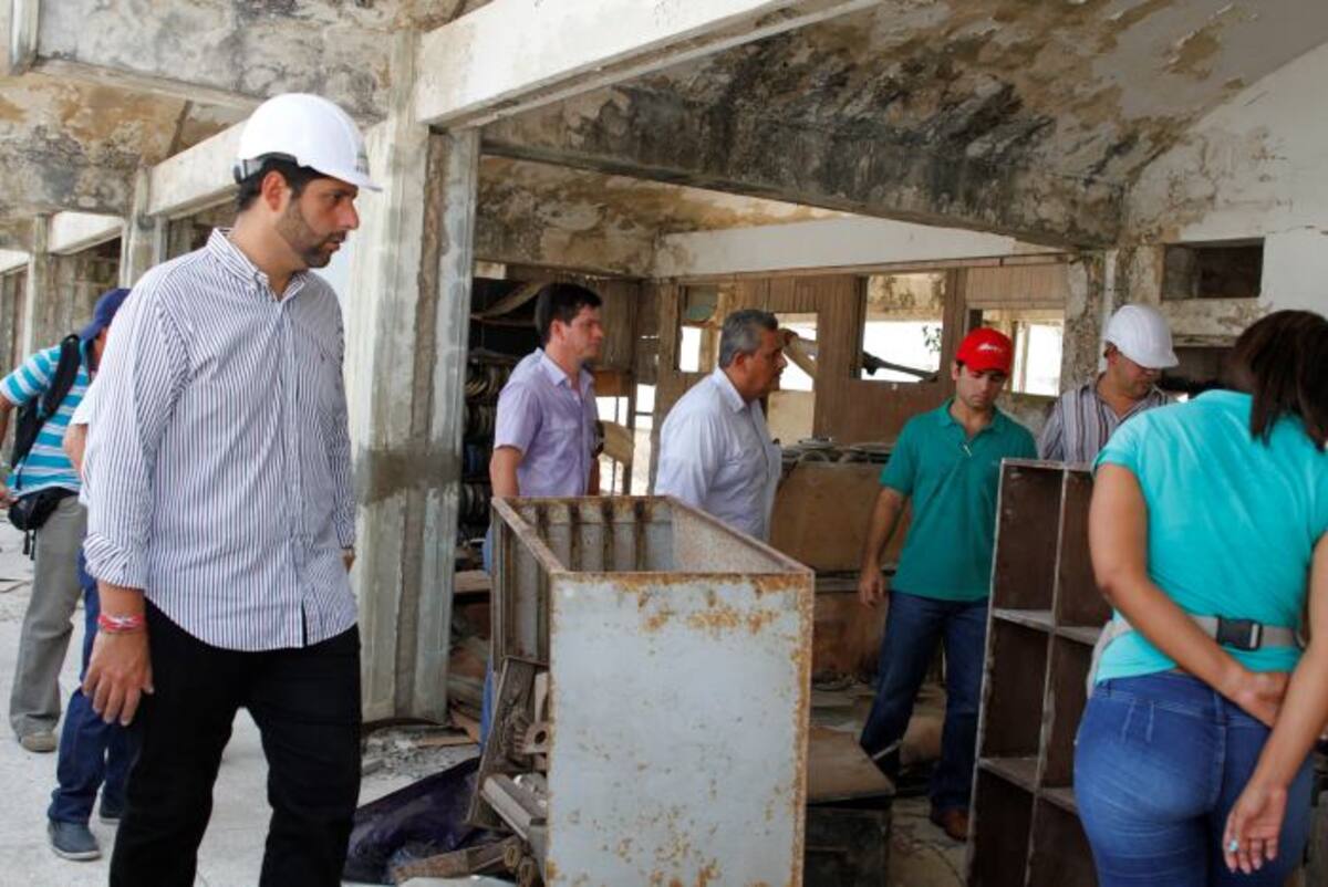 El Alcalde y el Secretario de Infraestructura recorrieron el edificio de las antiguas Empresas Públicas. // ÓSCAR DÍAZ- EL UNIVERSAL