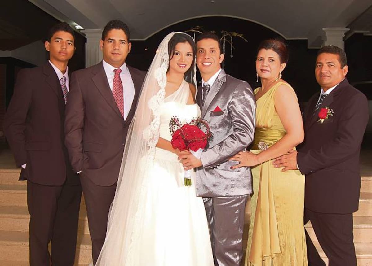 Moisés Agámez, David Agámez, los nuevos esposos, Miriam López y Armando Agámez.