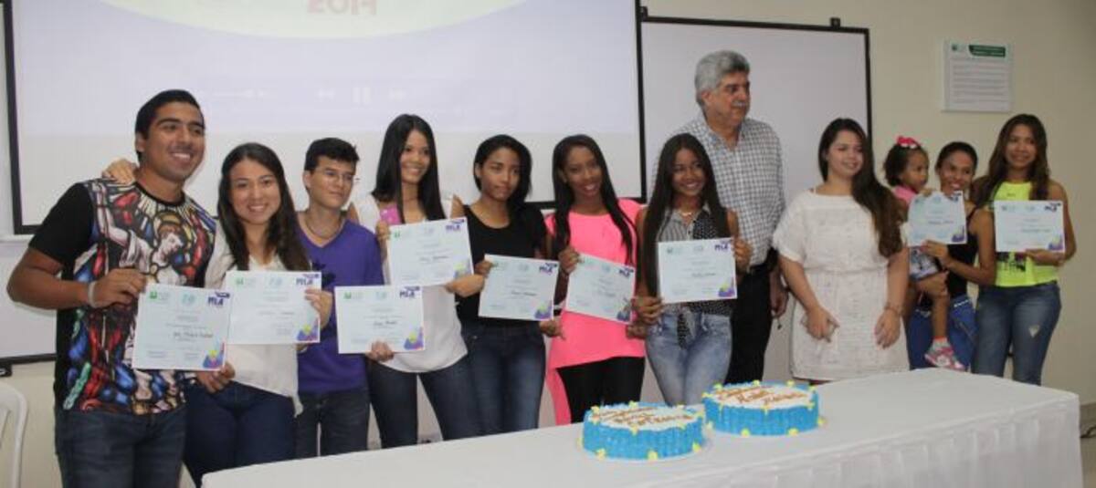 Los estudiantes compartieron con el Gerente del Canal Cartagena. CORTESÍA