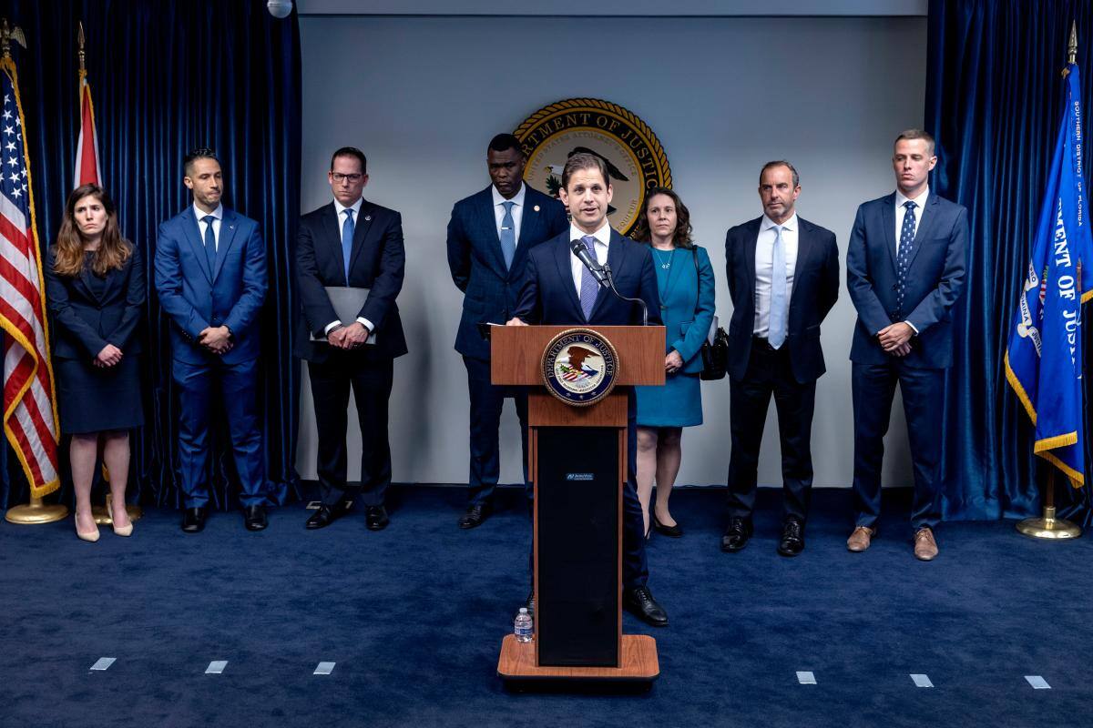 Exembajador de EE.UU es condenado a 15 años por espionaje para Cuba