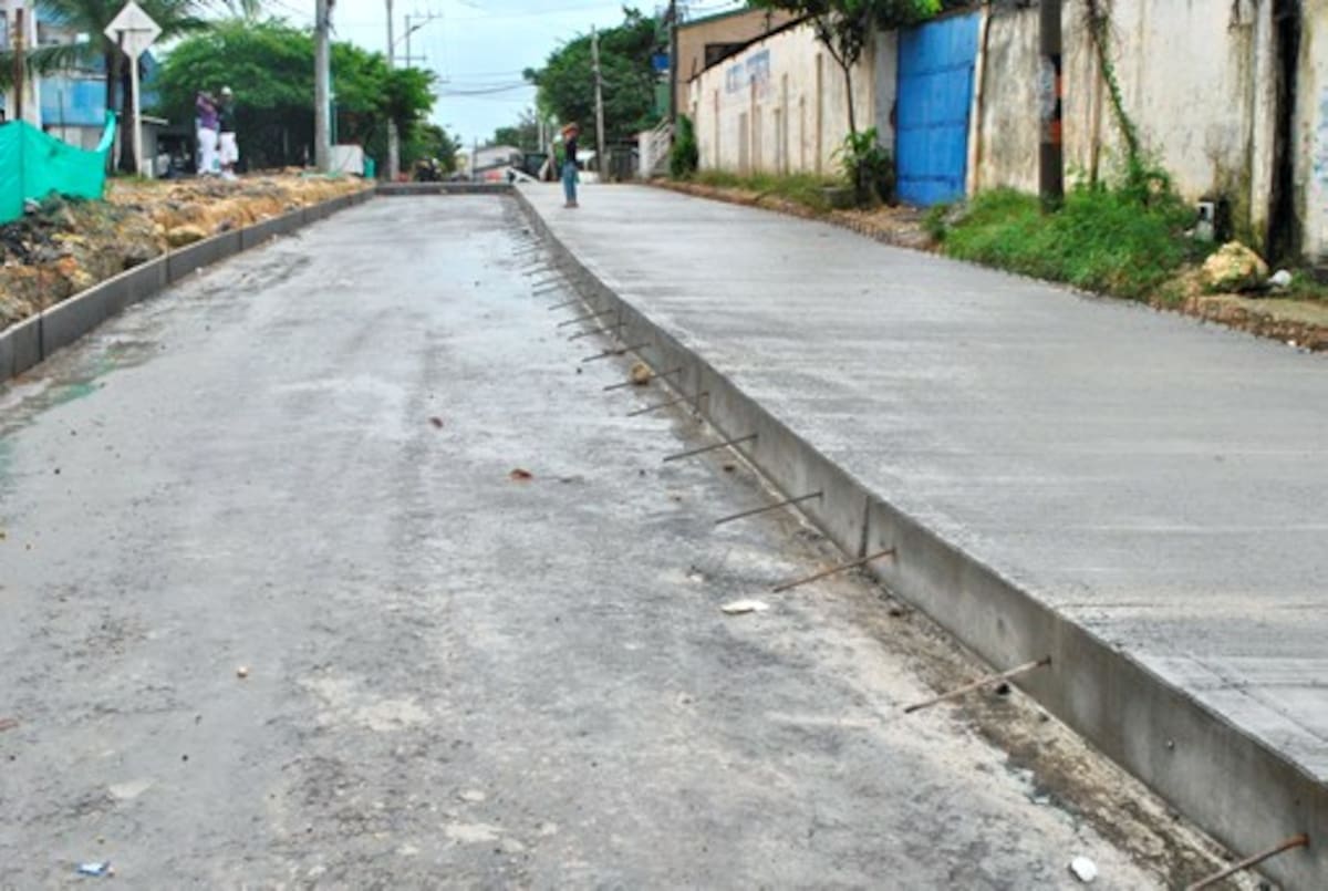 Siguen adelante las obras de pavimentación de la vía principal de 13 de Junio.