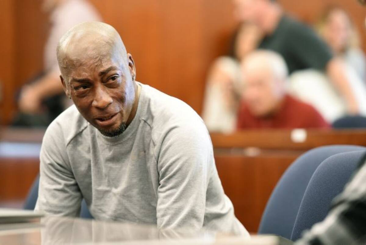 El demandante Dewayne Johnson reacciona luego de escuchar el veredicto en su caso contra Monsanto en el Tribunal Superior de California en San Francisco. AP Josh Edelson