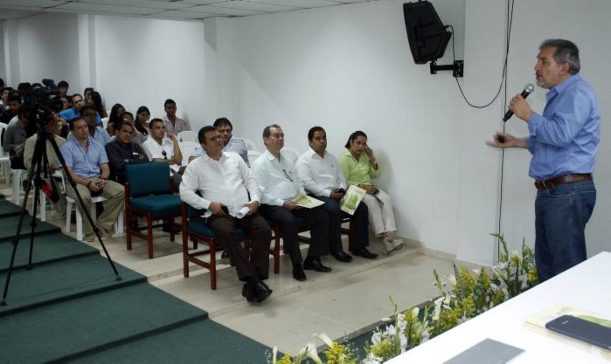 Gerardo Vega, Premio Nacional de Paz 2012, habló sobre el tema en un foro realizado en la Corporación Universitaria del Caribe.