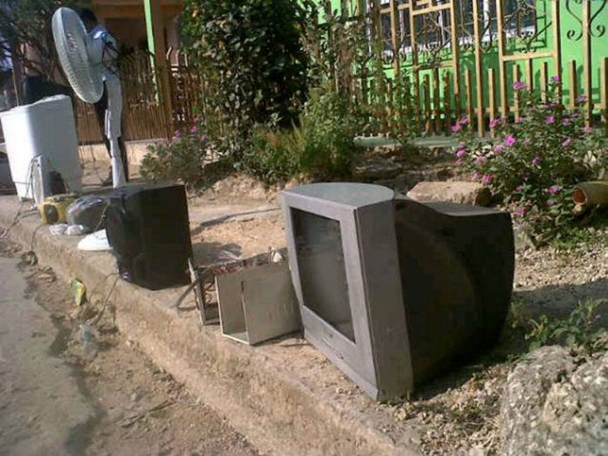 Los habitantes de los barrios afectados sacaron a la calle los electrodomésticos dañados. JULIO CASTAÑO - EL UNIVERSAL