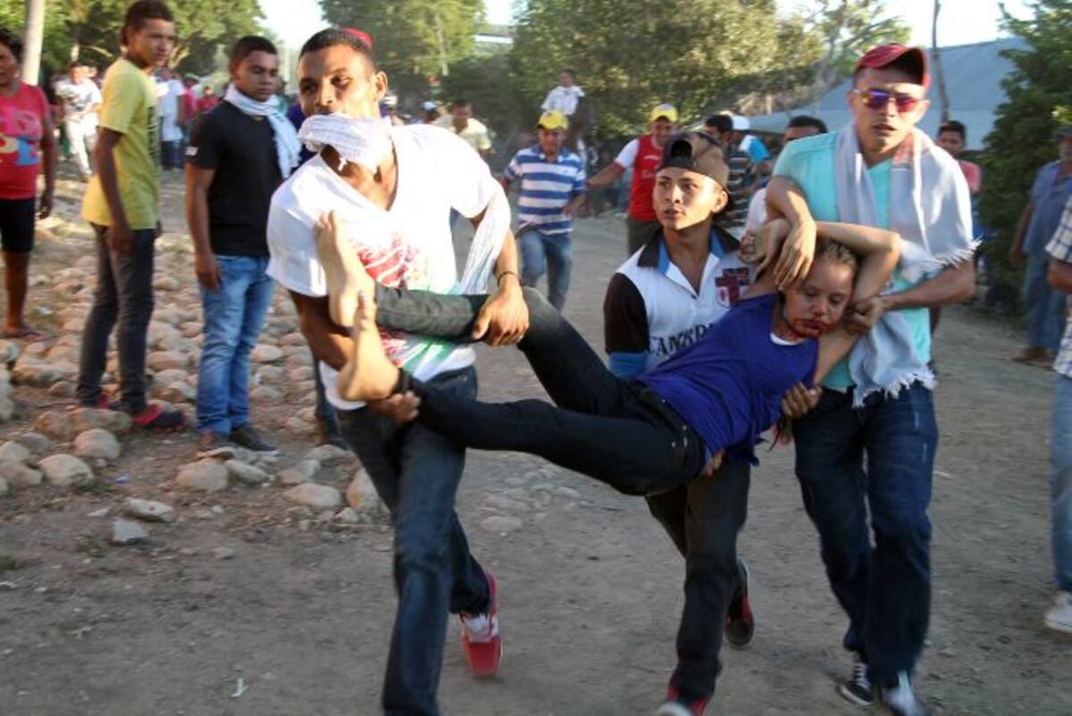 Mujer arrollada por un caballo es auxiliada por voluntarios. MANUEL SANTIAGO PÉREZ/EL UNIVERSAL/