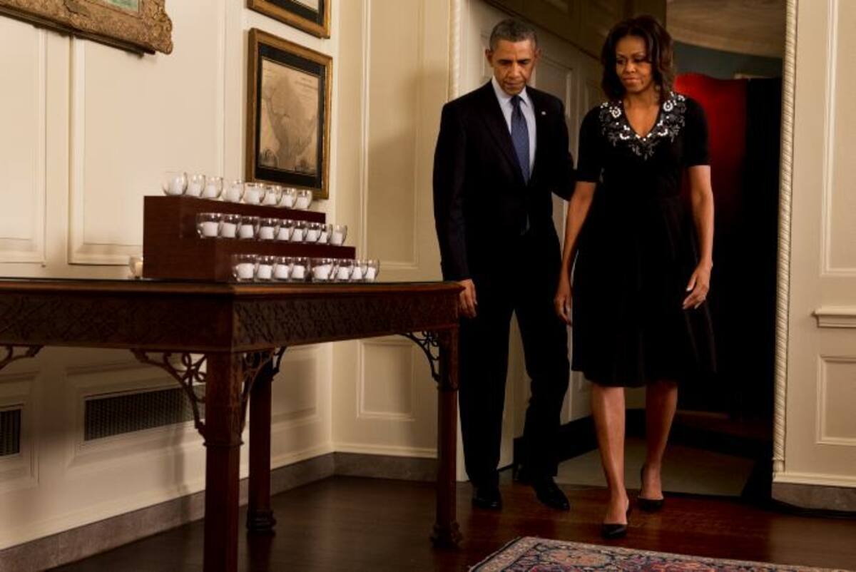 La familia Obama encendió 26 velas para recordar a las víctimas. AFP SAUL LOEB