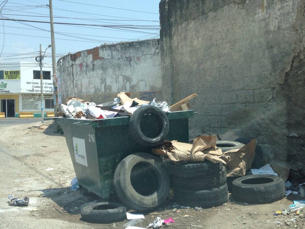 Basuras, llantas y otros residuos son dejados frecuentemente por algunas personas que no respetan los horarios de recolección de basuras, sin embargo las llantas no son responsabilidad de las empresas de aseo, pues deben ser llevadas a las servitecas por parte de quienes las desechan.