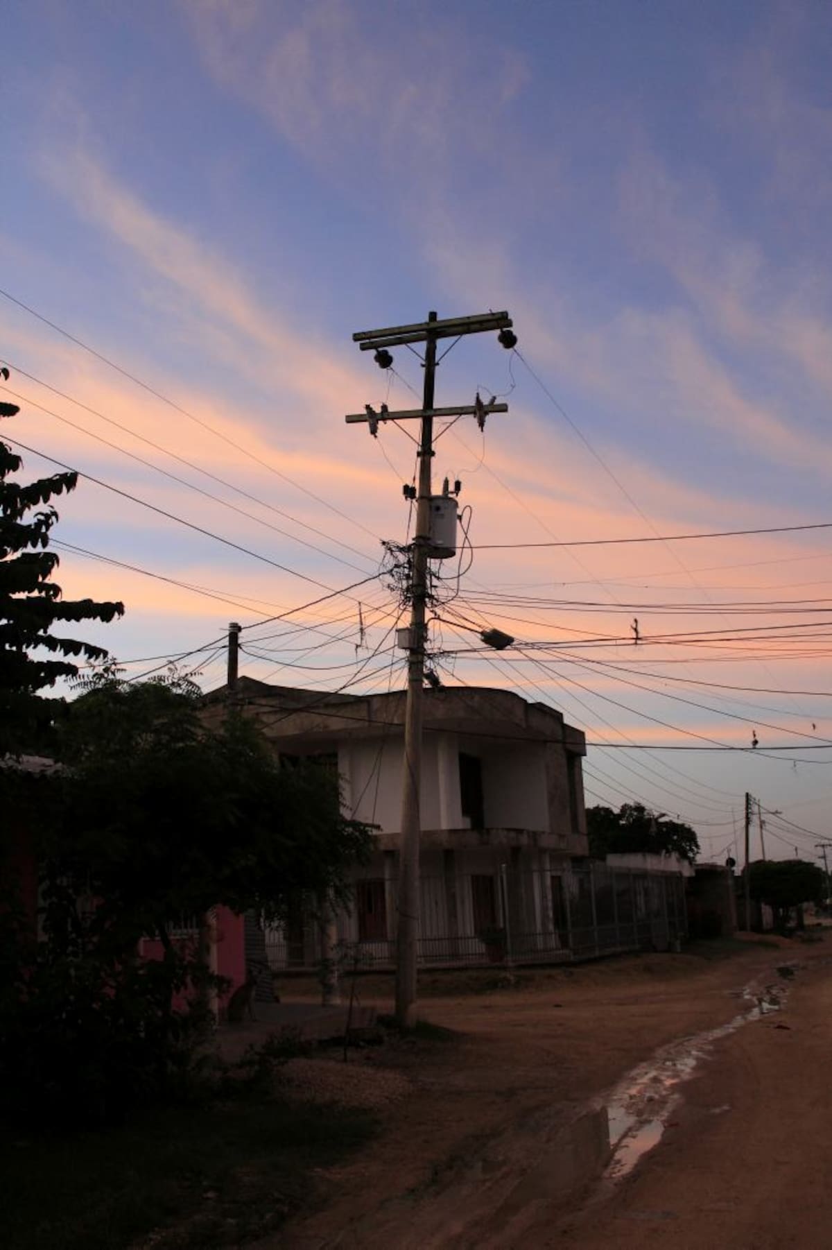 Dicen los usuarios que la falta de una iluminación eficiente está facilitando los actos delincuenciales. foto julio castaño