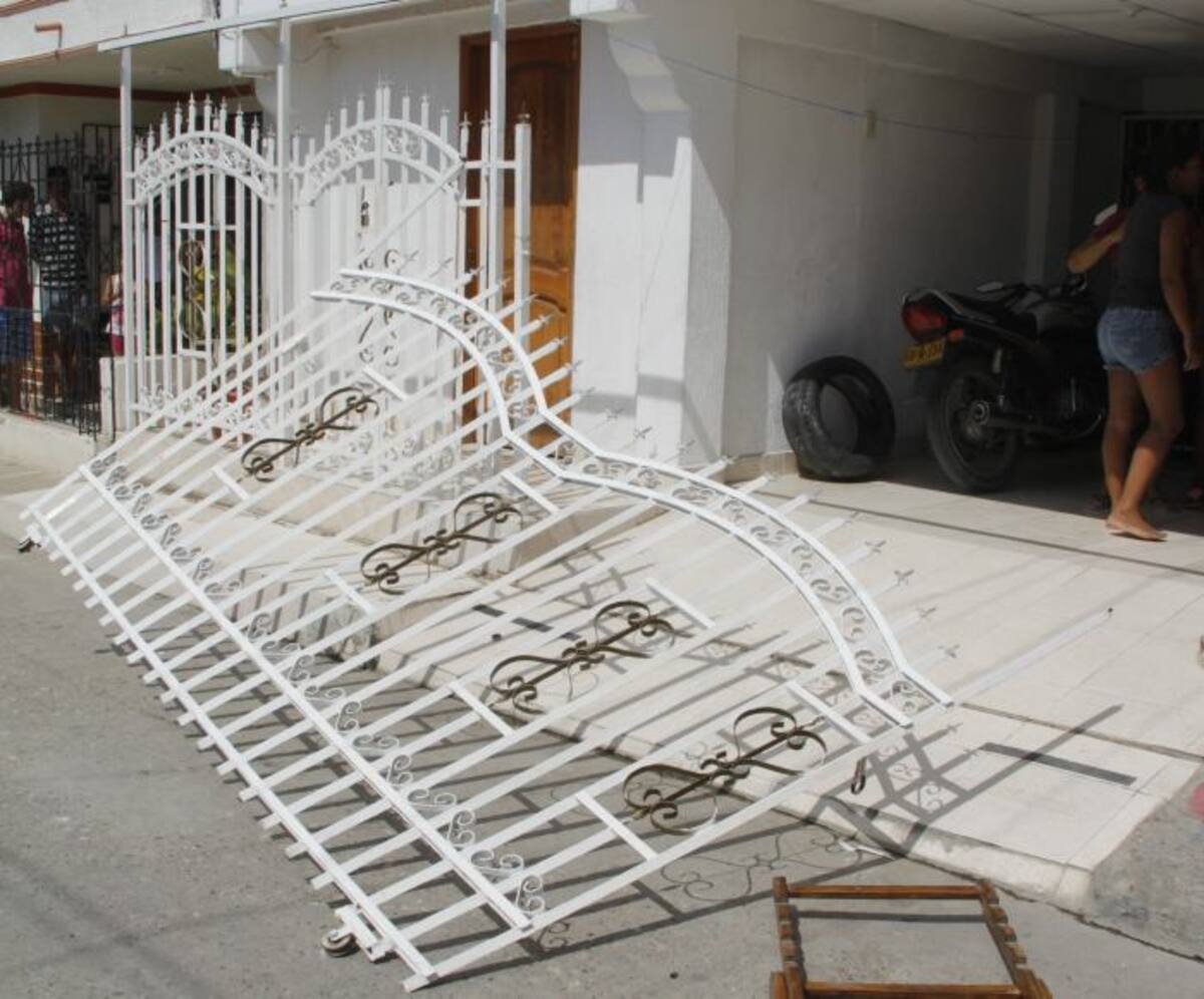 En medio de la disputa los policías hicieron disparos al aire, hiriendo a tres personas. Luis Aparicio - El Universal