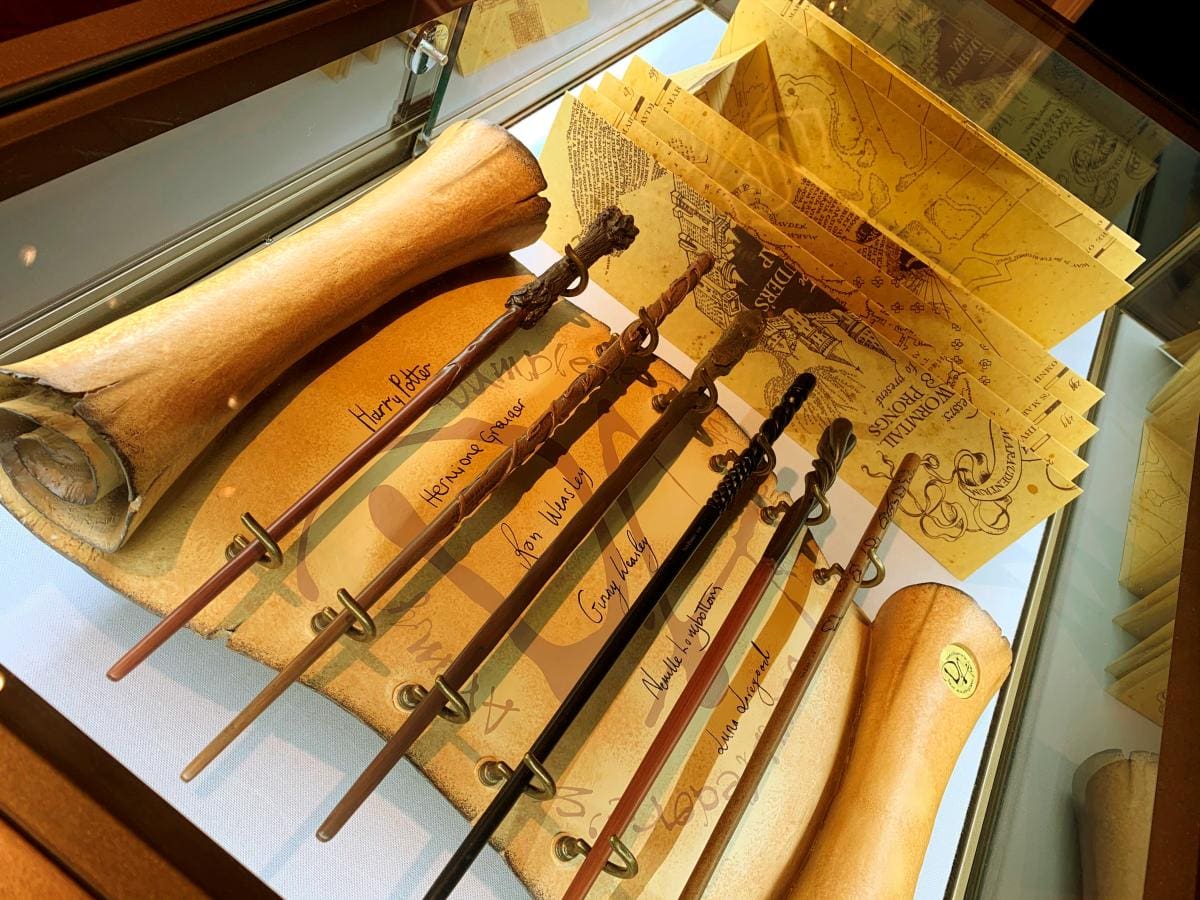 Elementos exhibidos en una tienda de Harry Potter. // Foto: EFE.
