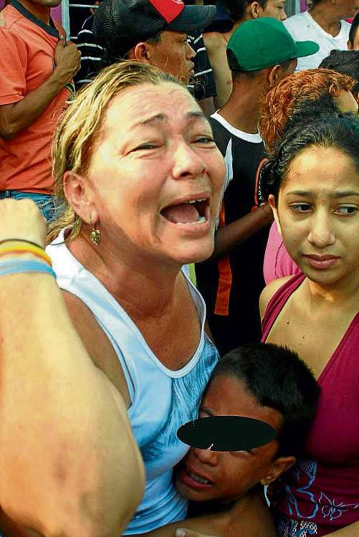 La madre e hijo del civil lesionado se mostraron afectados con lo ocurrido en medio del llanto.