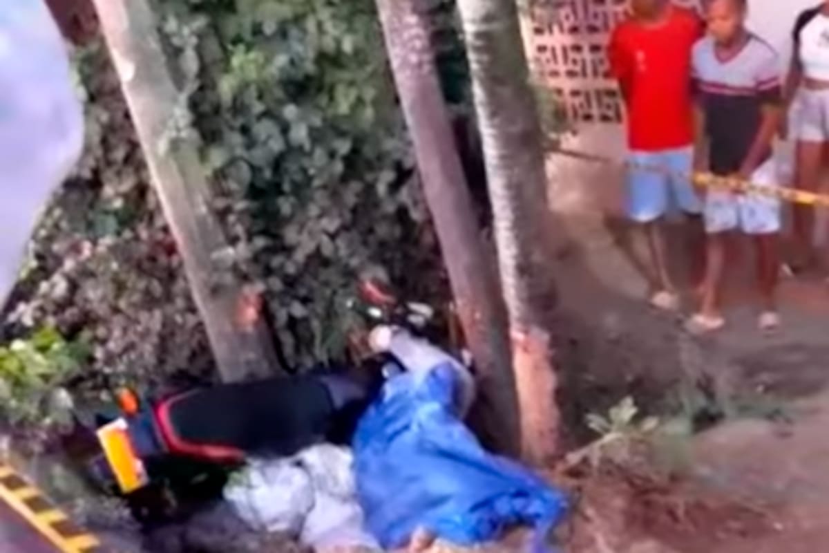 ¿Por un microsueño? Motociclista se estrelló contra árboles y murió