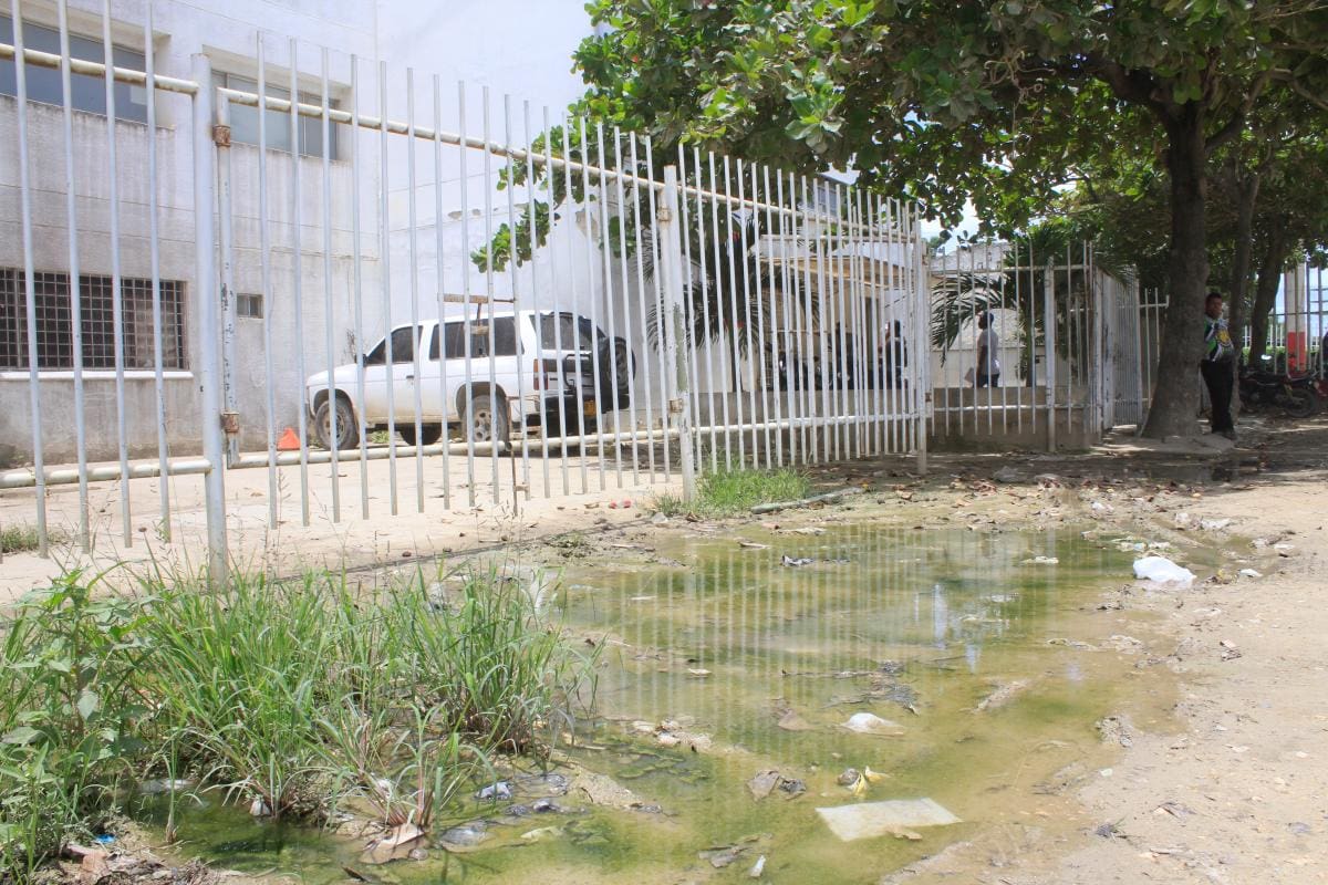 Durante años este ha sido el lamentable estado del Hospital de Arroz Barato, con monte, aguas estancadas y basuras.