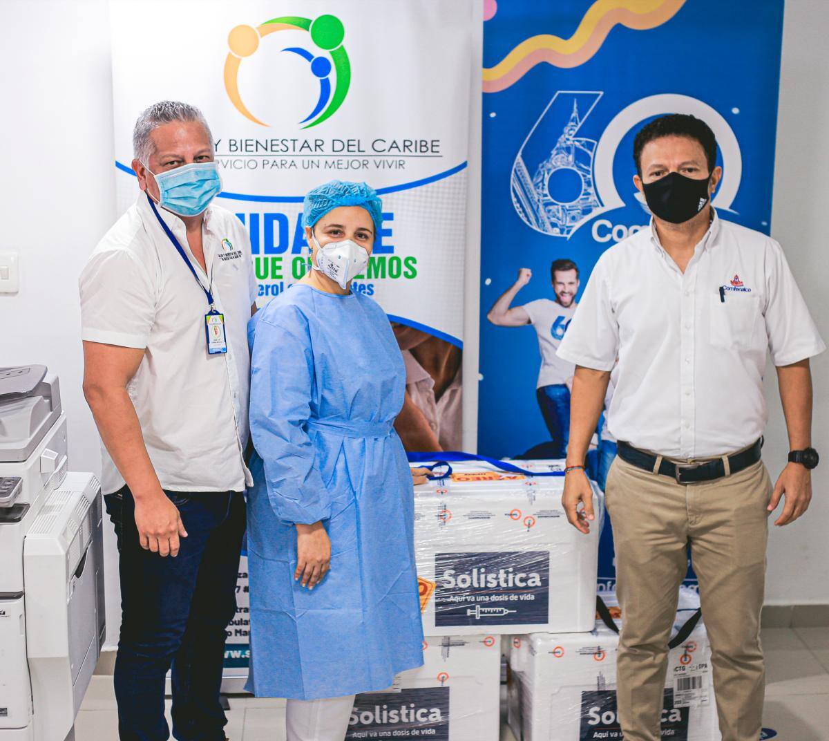 Jorge Correa, gerente de la IPS y Jorge Castillo, de Comfenalco, con personal sanitario.