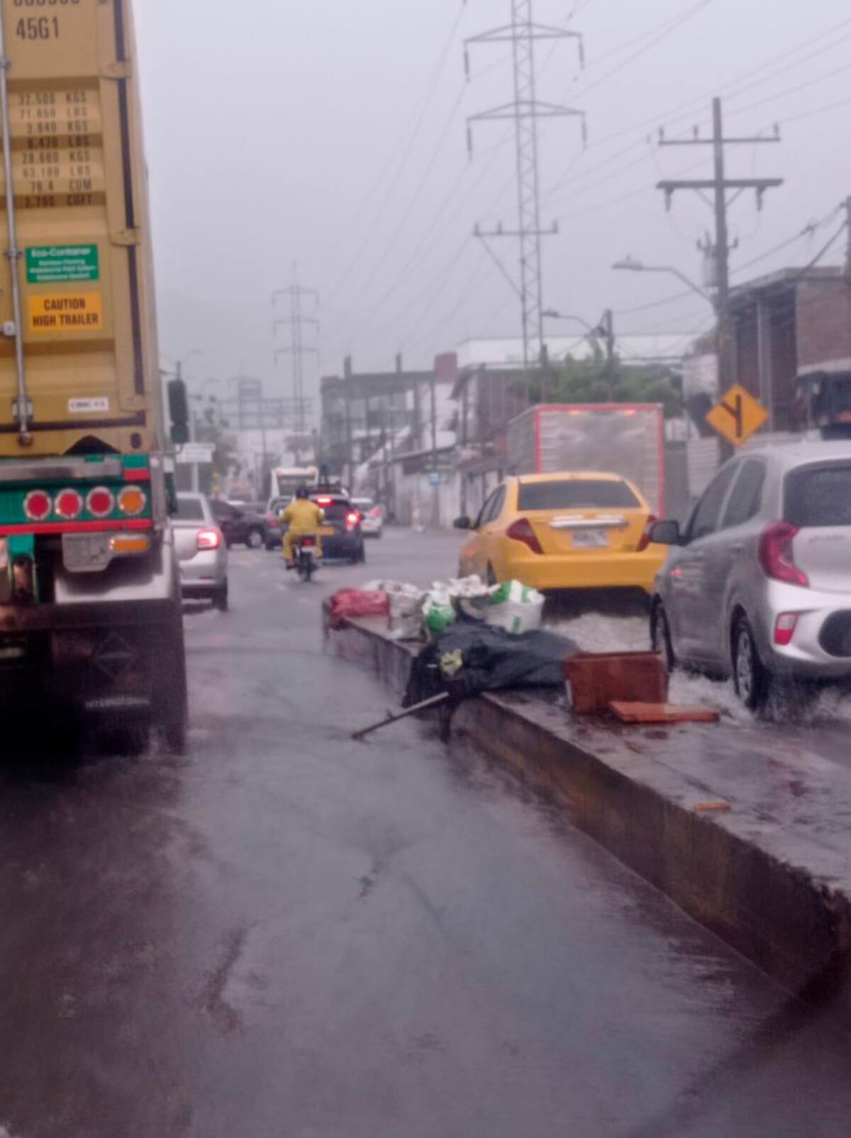 Las lluvias han causado congestión en el tráfico en la avenida Crisanto Luque.