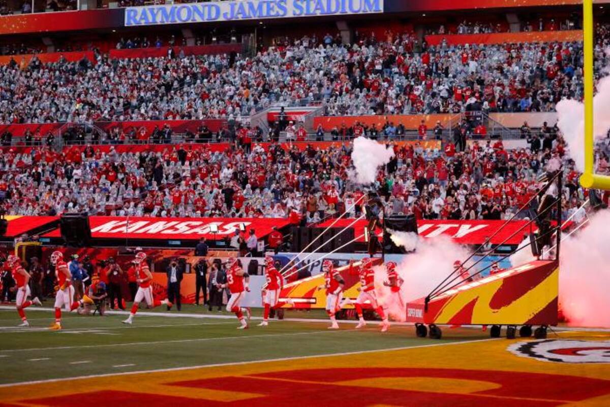 A pesar de la pandemia del coronavirus, al Super Bowl asistieron unos 22 mil aficionados. // EFE