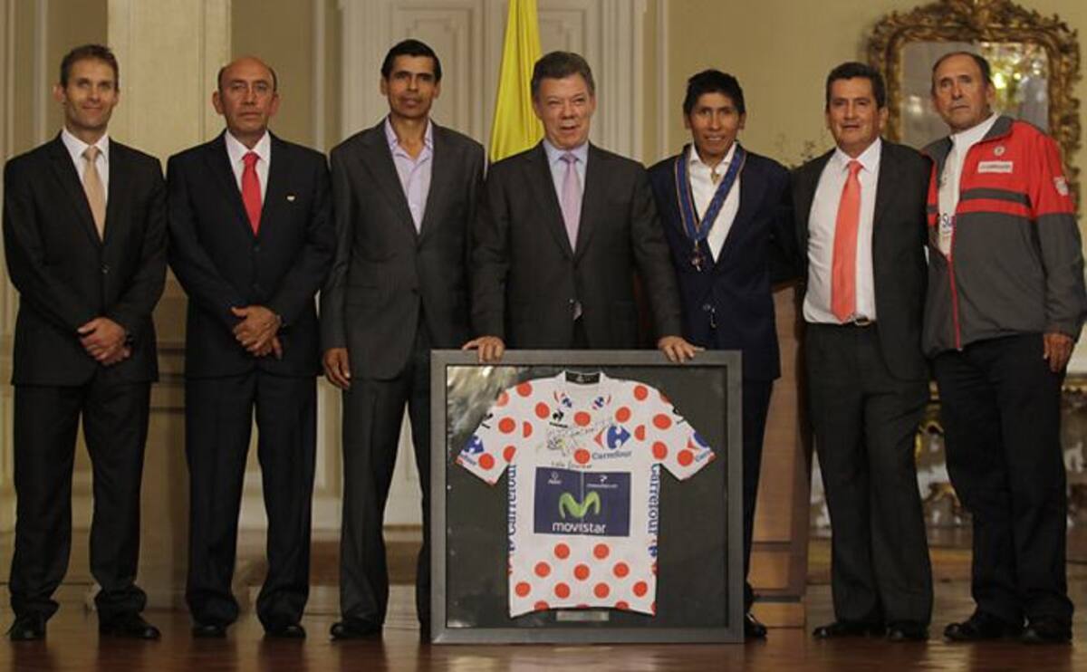 En la foto de izq. a dere, Santiago Botero, Fabio Parra, Alvaro Mejia, el presidente Juan Manuel Santos, Nairo Quintana, Luis Herrera, Martin Emilio "cochice" Rodriguez.