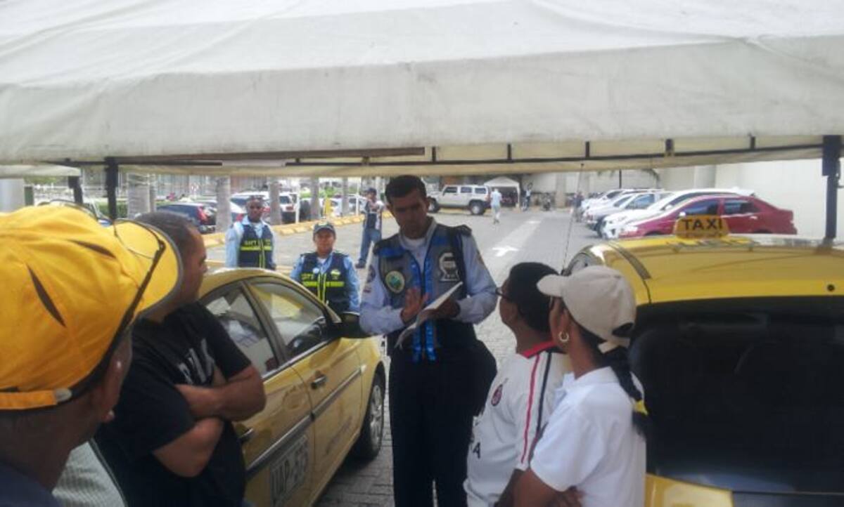 Las estaciones de taxis ubicadas en los centros comerciales fueron visitadas hoy. CORTESÍA