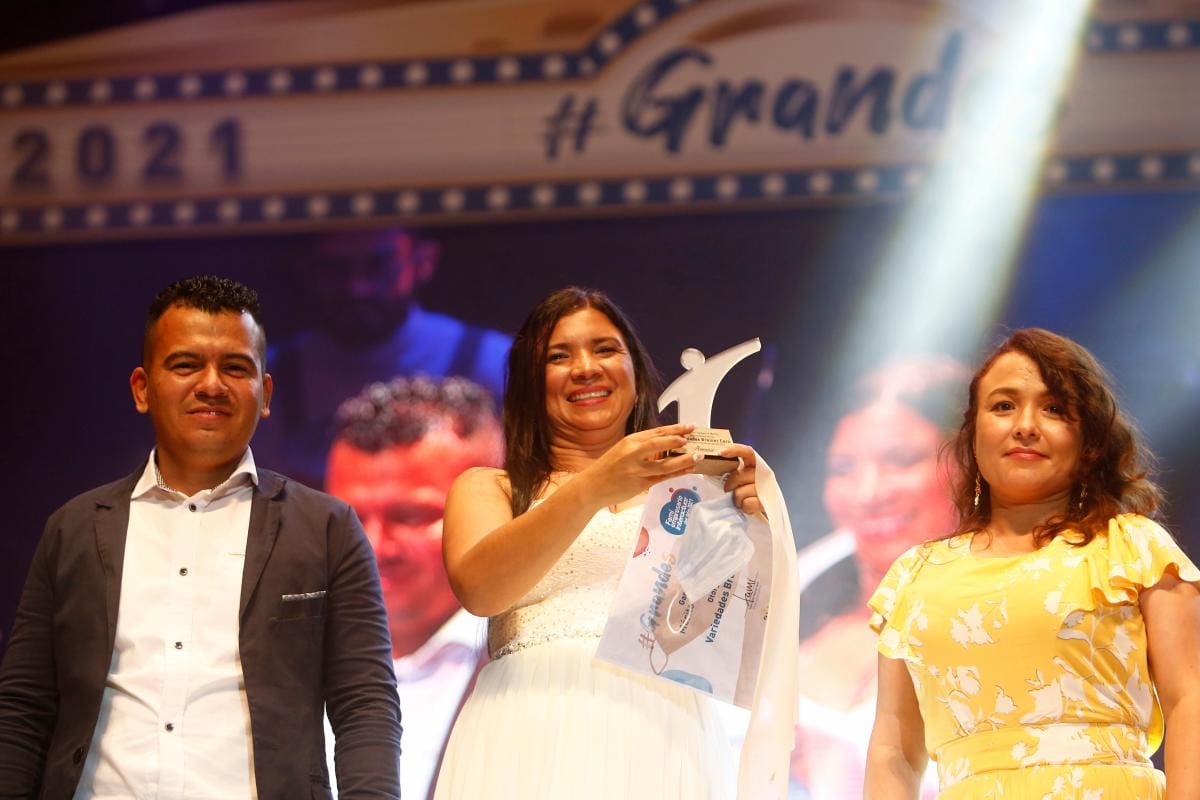 La ganadora en la categoría Mérito a la Perseverancia, Luzmila Bedoya de la empresa Variedades Breiner Caro. //EFE
