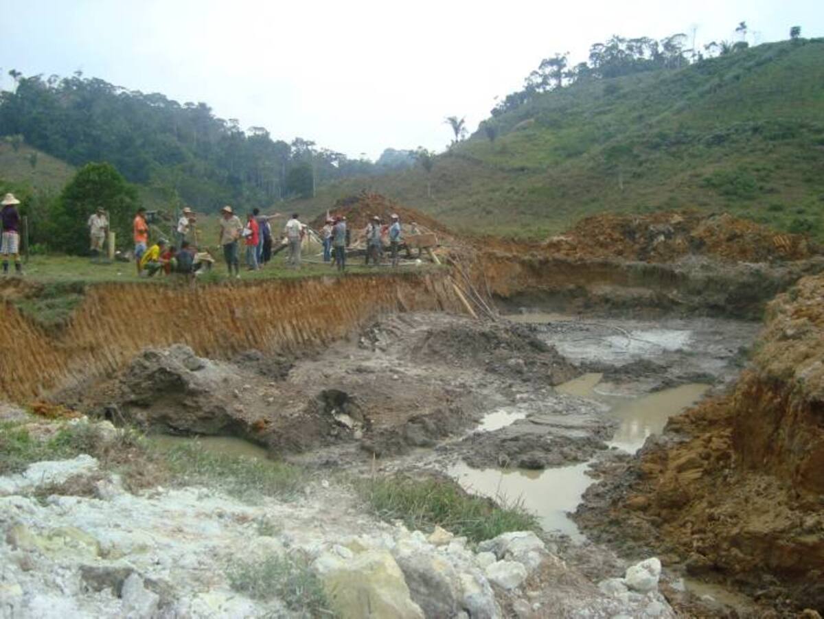 la práctica de minería ilegal en el Sur de Bolívar, con la presencia de retroexcavadoras, utilización de insumos químicos, sedimentación avanzada en cuerpos cenagosos, entre otras faltas al medio ambiente. Cortesía - Gobernación de Bolívar