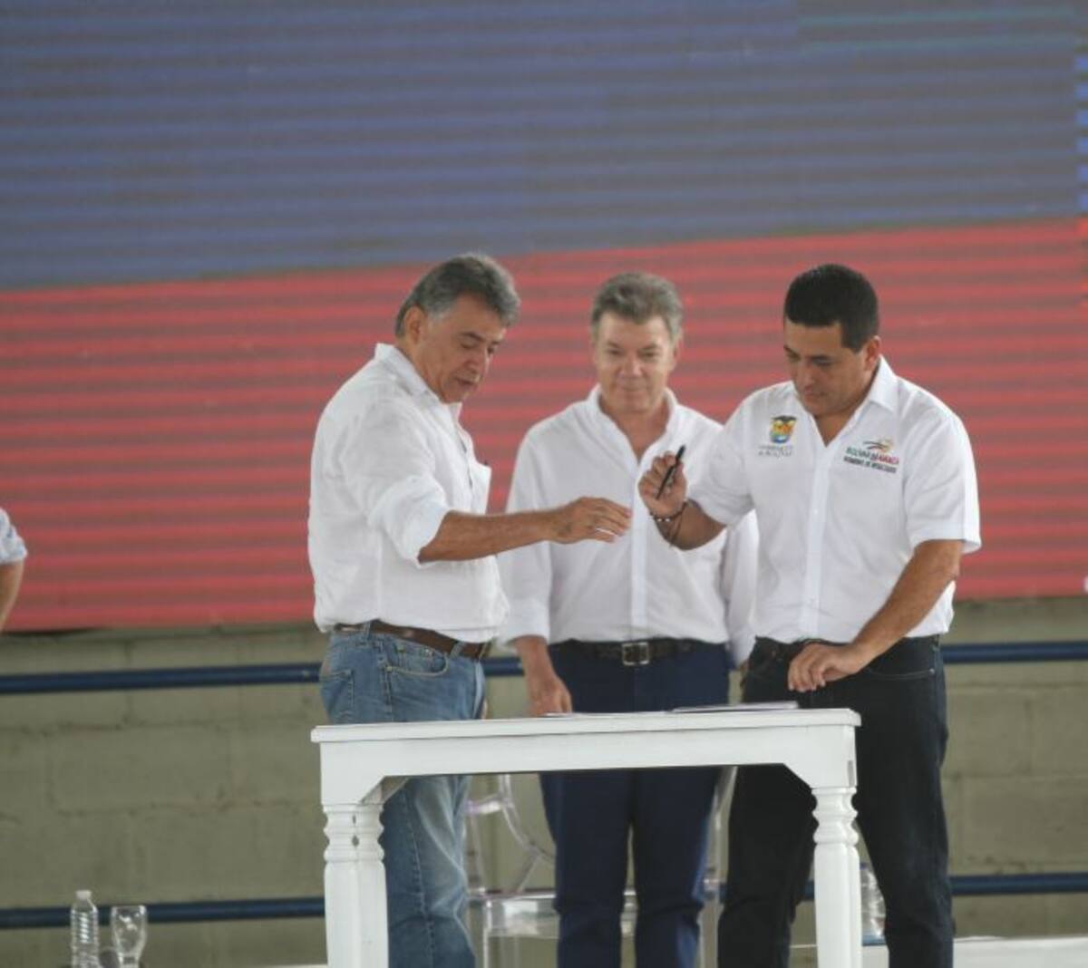 El presidente Santos y los gobernadores de Sucre, Édgar Martínez, y Dumek Turbay, de Bolívar, firmaron el Contrato Paz en El Carmen de Bolívar el pasado mes de mayo. Archivo