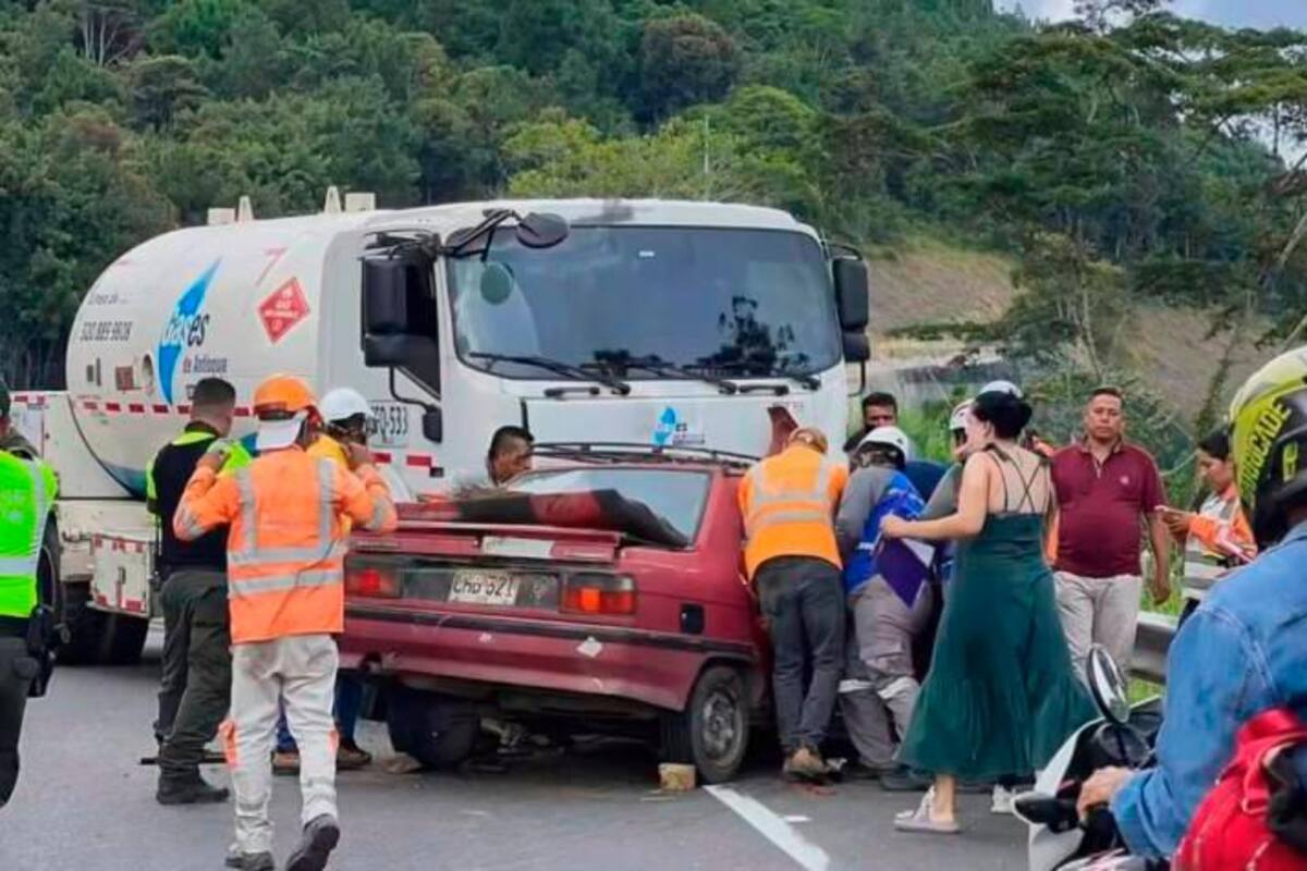 Video: conductor quedó atrapado en su carro en un violento choque