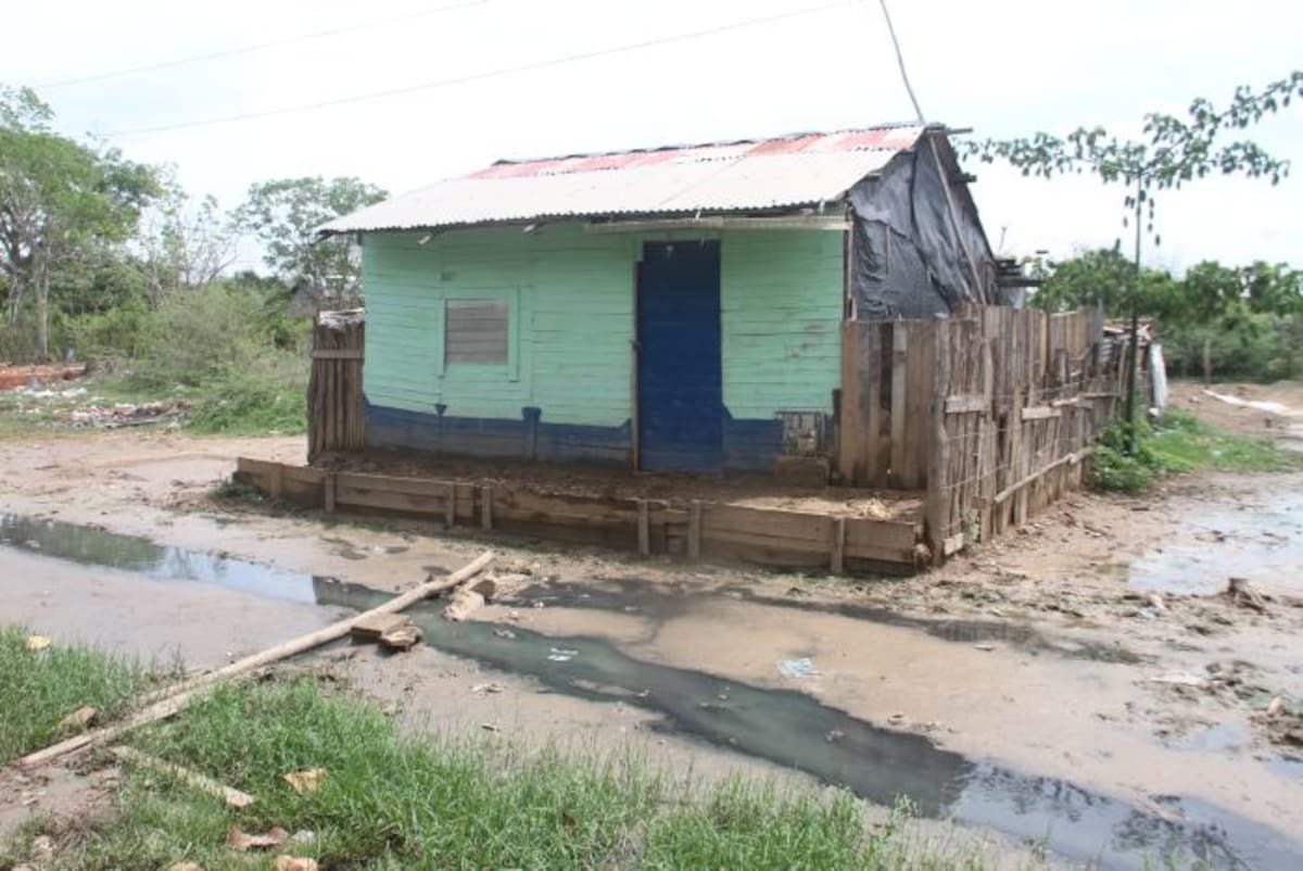 Una de las calles aledañas que también se encuentra llena de aguas sucias. Jorge Puerta - El Universal