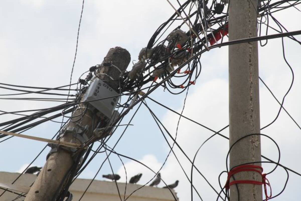 El poste, que según vecinos tiene más de 20 años, se averió hace más de una semana. Julie Parra- El Universal