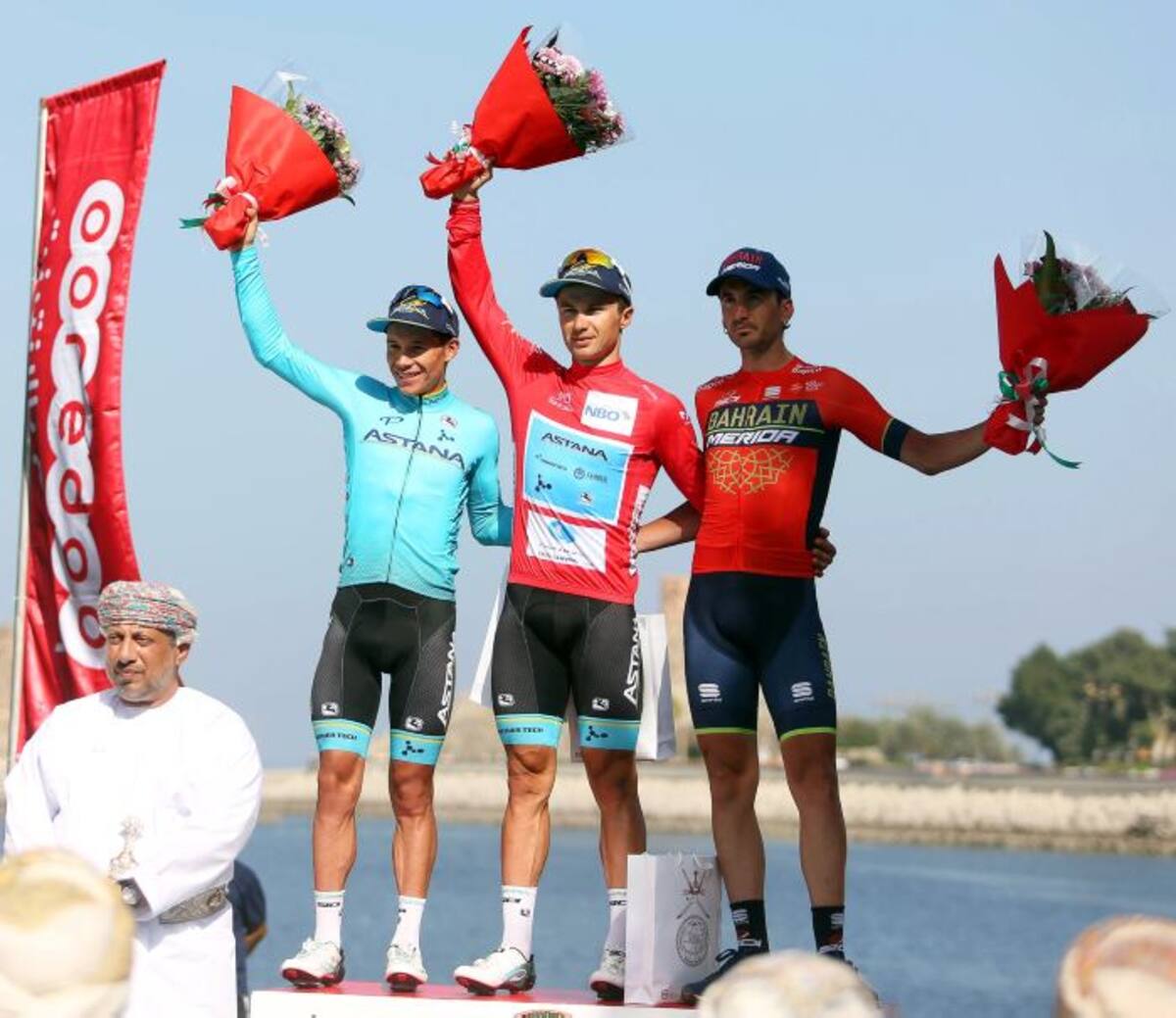 Alexey Lutsenko (Centro, campeón) , el colombianno Miguel Ángel “Supermán” López (izquierda, subcampeón) y Gorka Izagirre (tercero), el podio del Tour de Omán 2018. EFE HAMID AL-QASMI