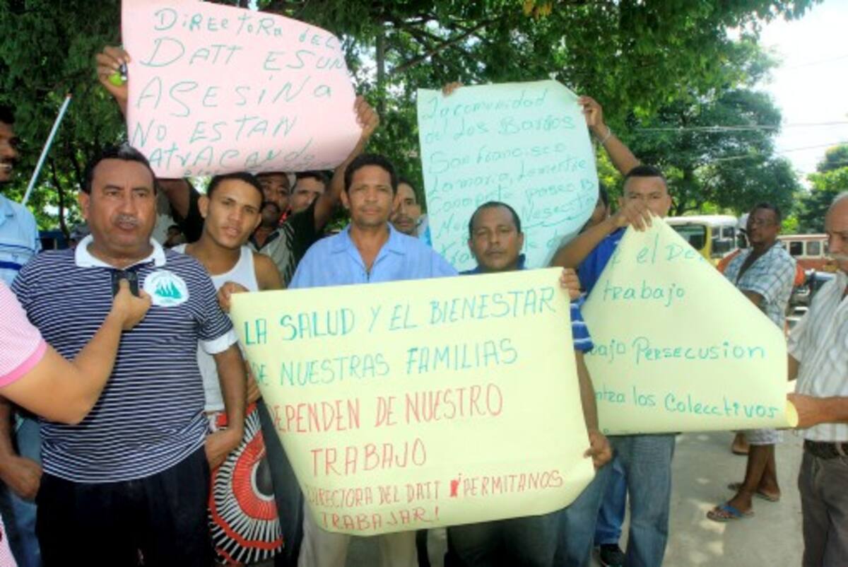 Los manifestantes enfilaron ayer sus carros en la vía principal del barrio San Francisco, donde pese a no haber bloqueos se presentaron algunos inconvenientes de movilidad, dado que el tráfico se redujo a un carril. JULIO CASTAÑO - EL UNIVERSAL