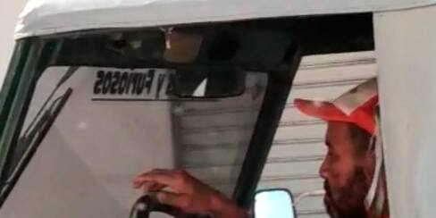 Video: Habitante de calle se ‘roba’ un carro parqueado y recorre todo Arjona