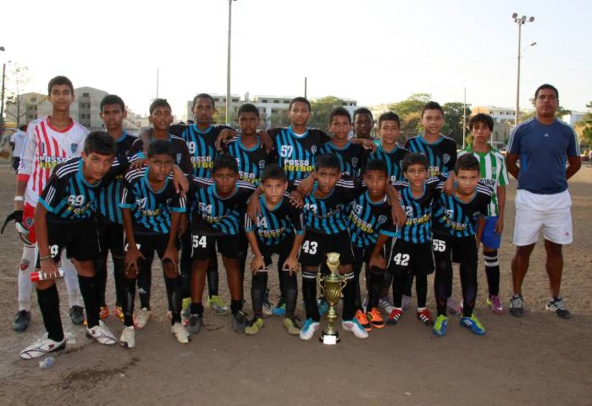 El Club Deportivo Comfenalco fue el rey de reyes en la disciplina del fútbol en Bolívar. En la gráfica, los campeones de la categoría sub 12. Zenia Valdelamar/El Universal