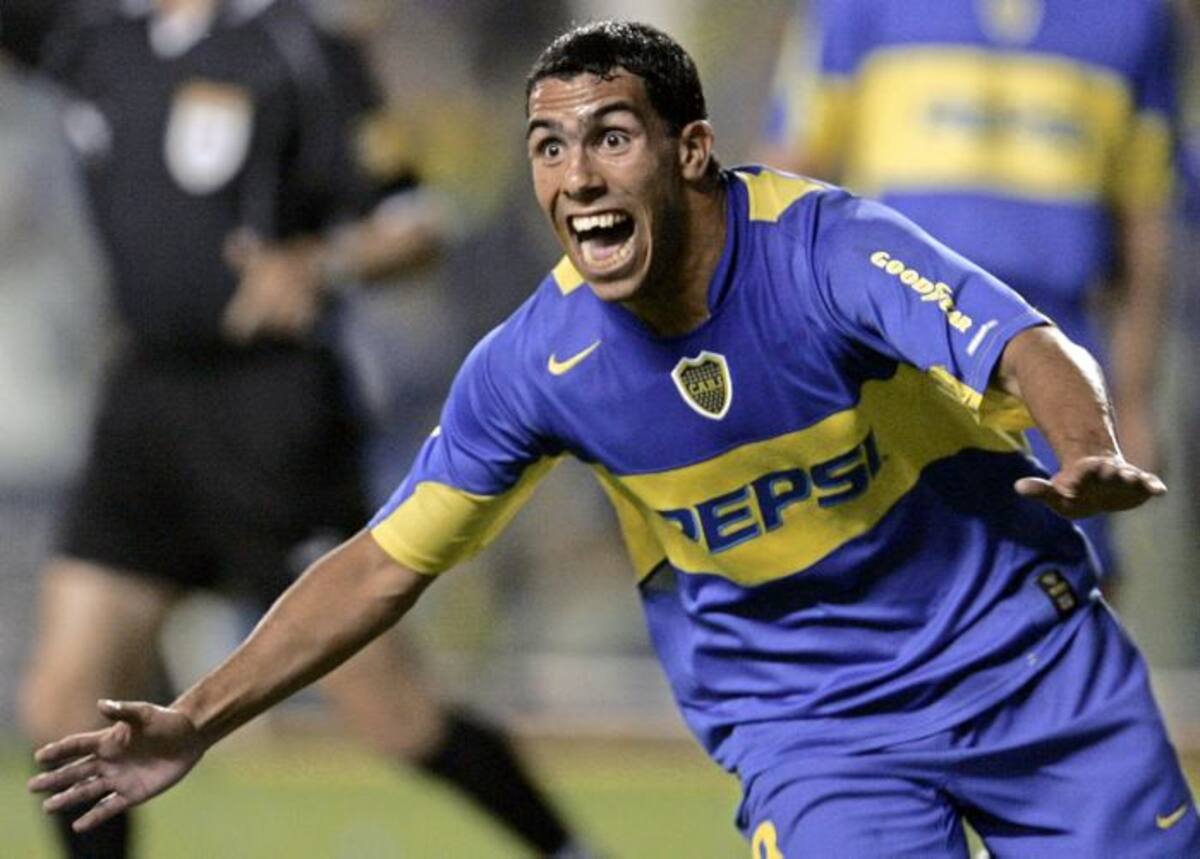 Carlos Tevez celebra un gol con la camiseta de Boca Juniors. AFP